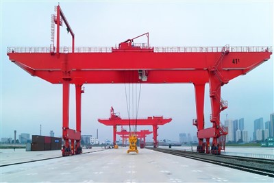 เครนโครงสำหรับตั้งสิ่งของแบบติดตั้งบนราง